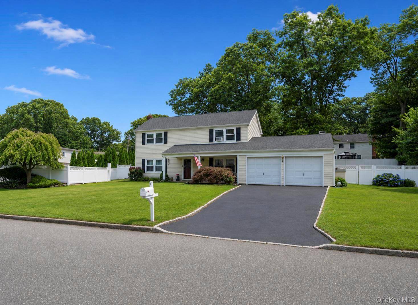 4 Beaverdale LN, Stony Brook, NY 11790