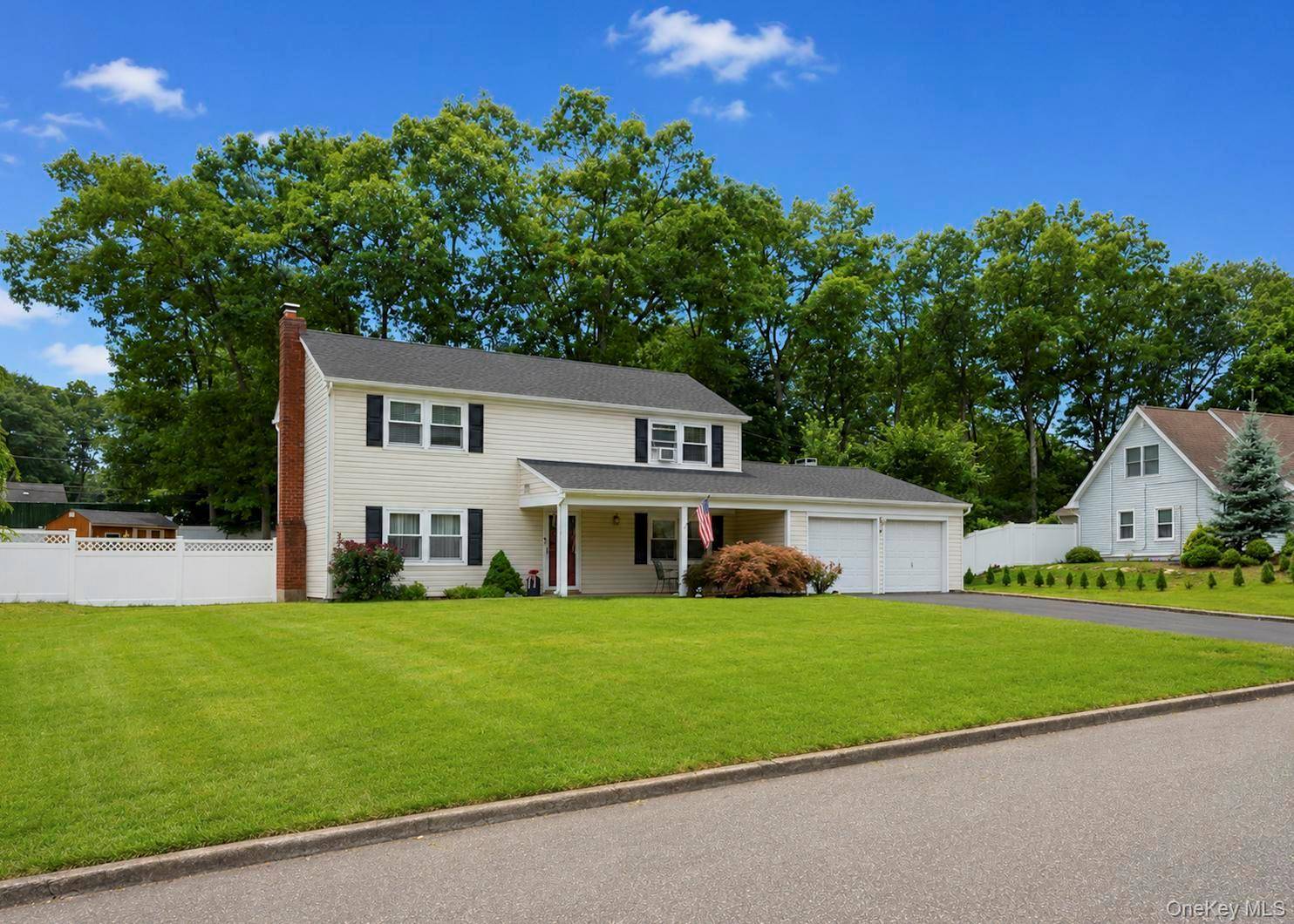 4 Beaverdale LN, Stony Brook, NY 11790