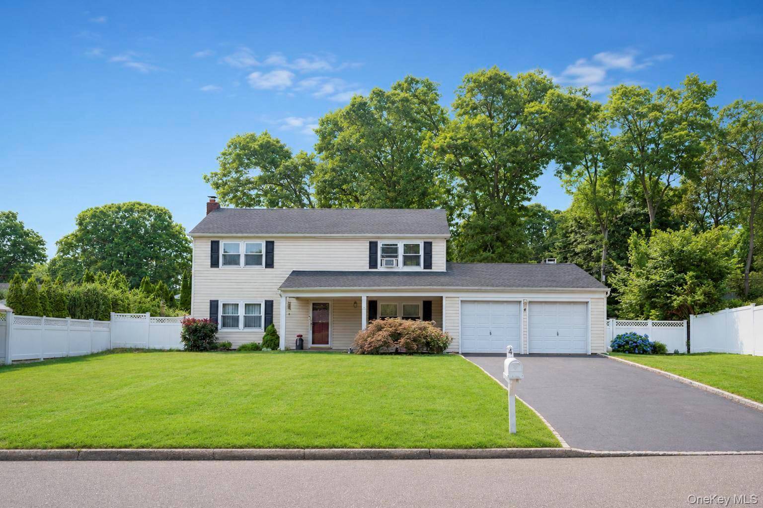 4 Beaverdale LN, Stony Brook, NY 11790