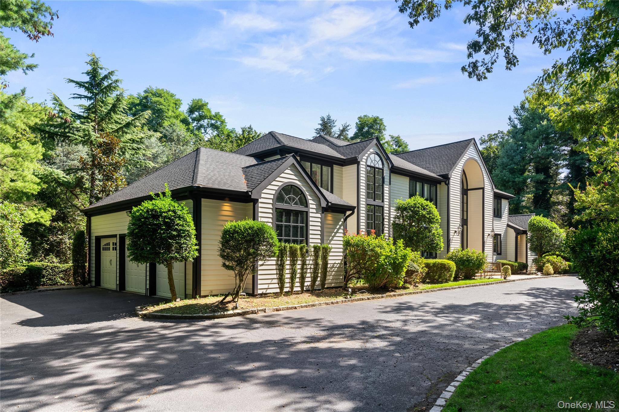3 Rock Hill LN, Brookville, NY 11545
