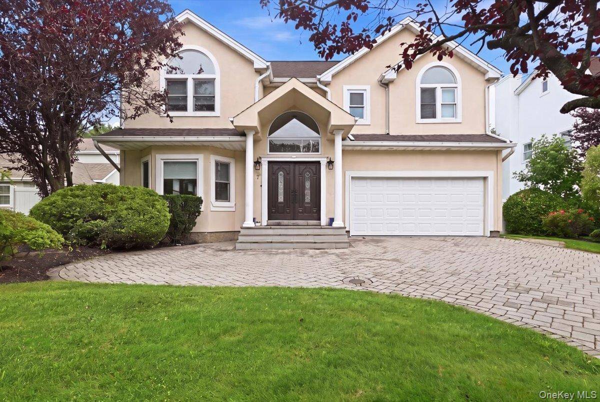7 Laurel LN, Old Westbury, NY 11568