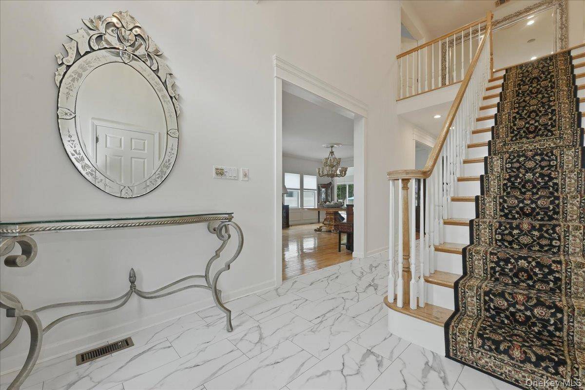 7 Laurel LN, Old Westbury, NY 11568