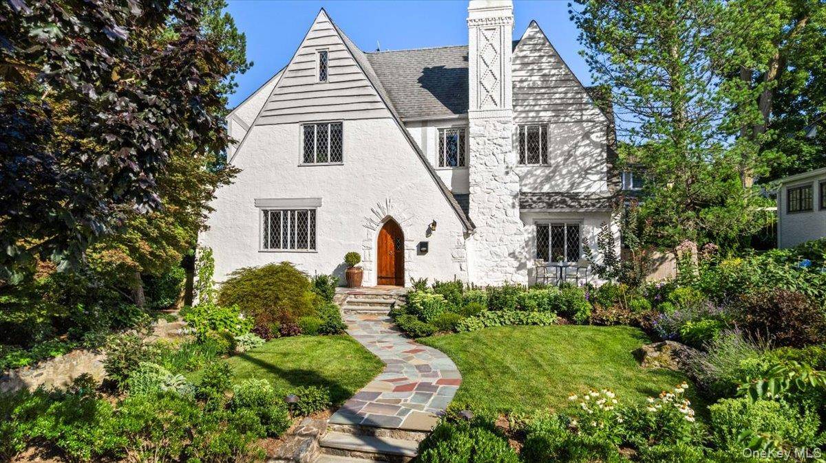 33 Maple Hill DR, Larchmont, NY 10538