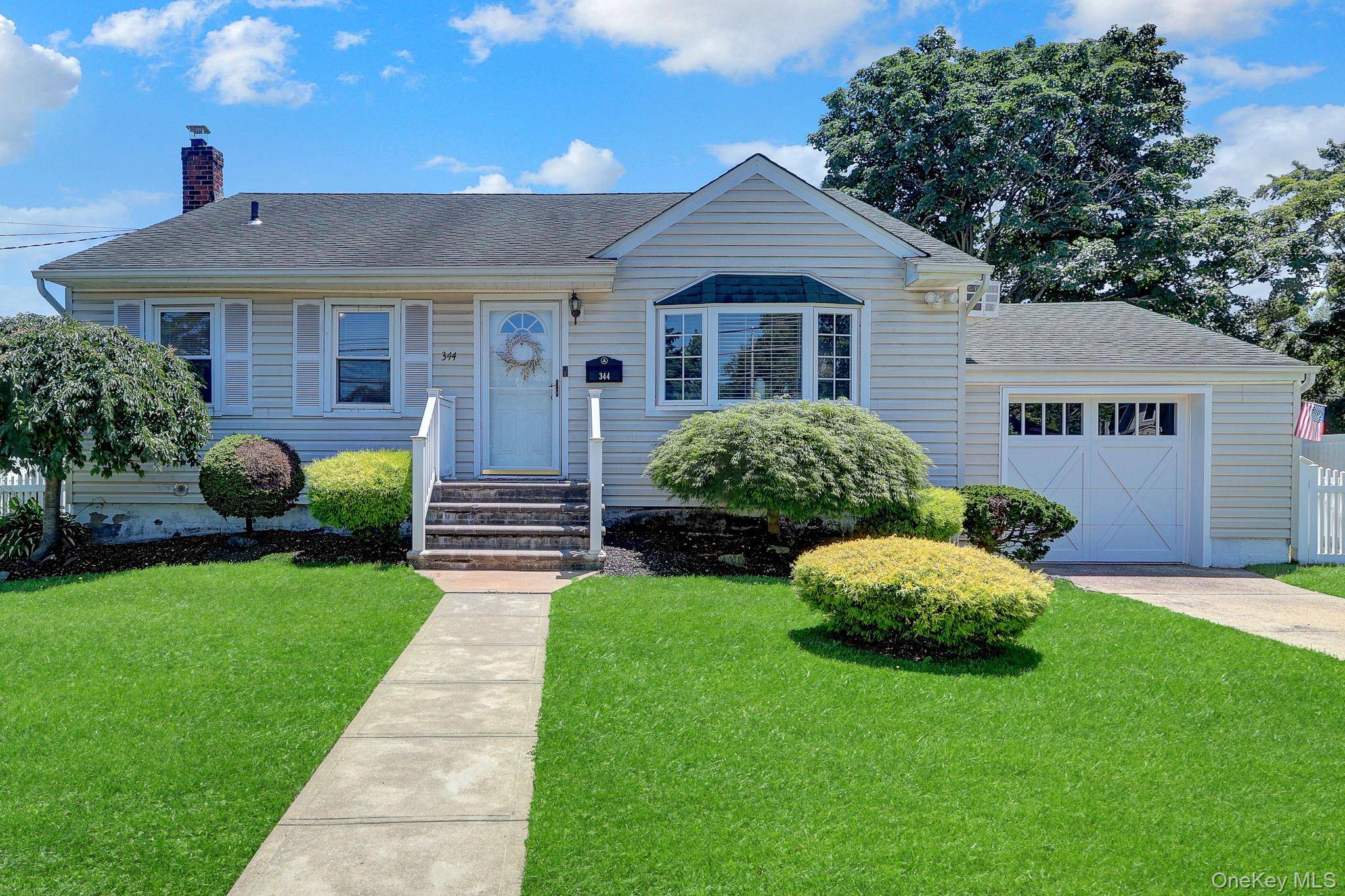 344 Tremont RD, Lindenhurst, NY 11757