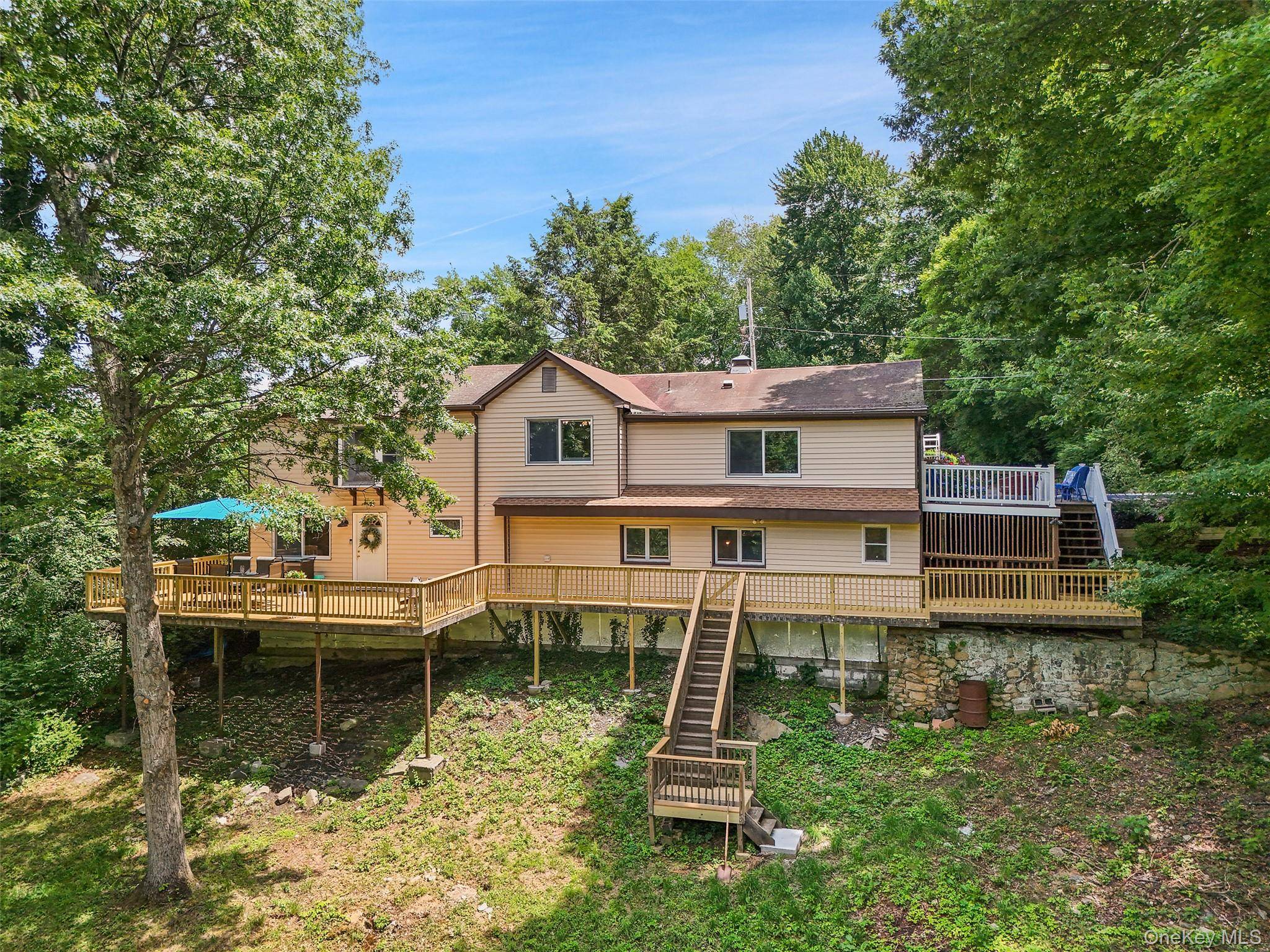 18 Sylvan RD, Lake Peekskill, NY 10537