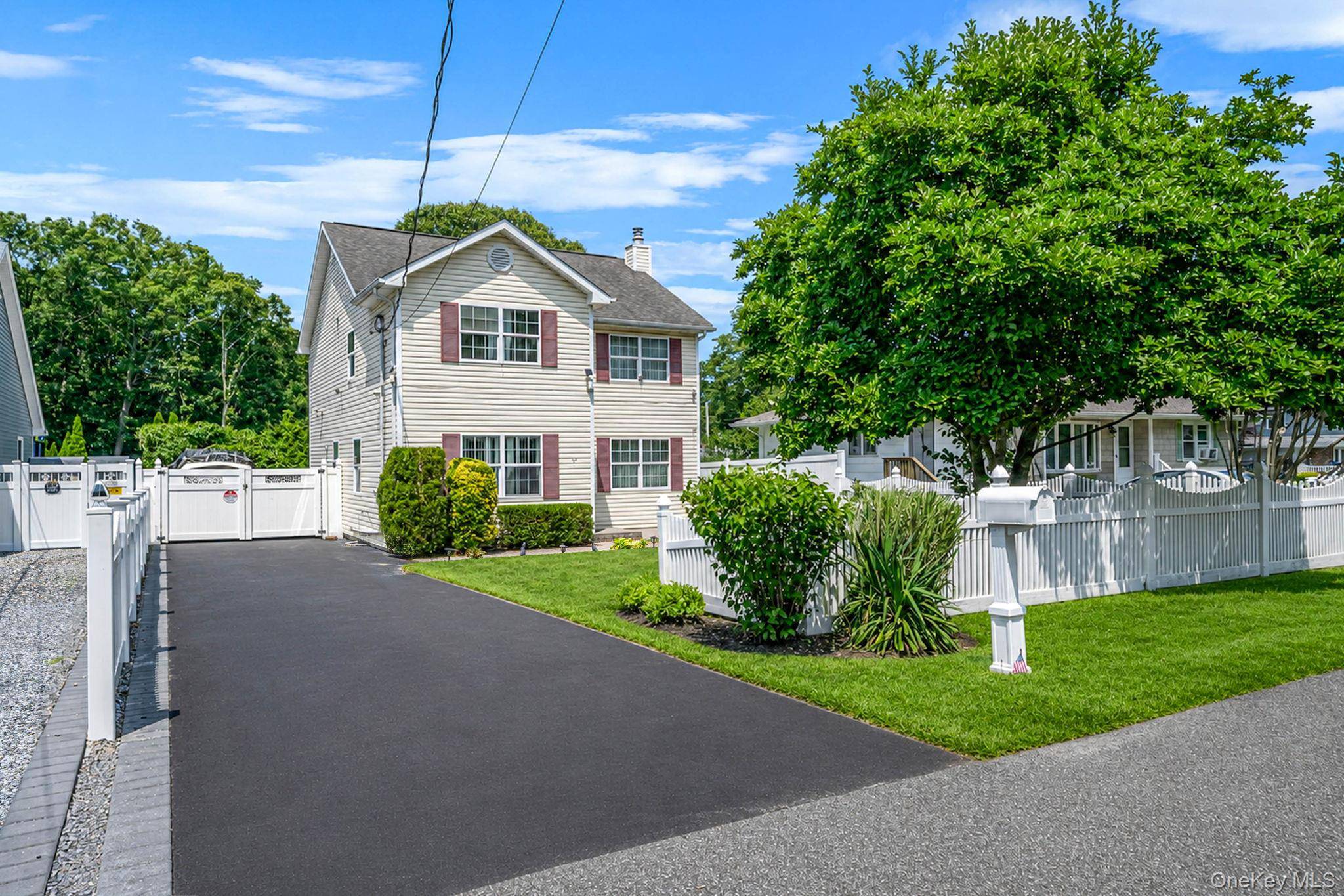 37 Champlin ST, Ronkonkoma, NY 11779