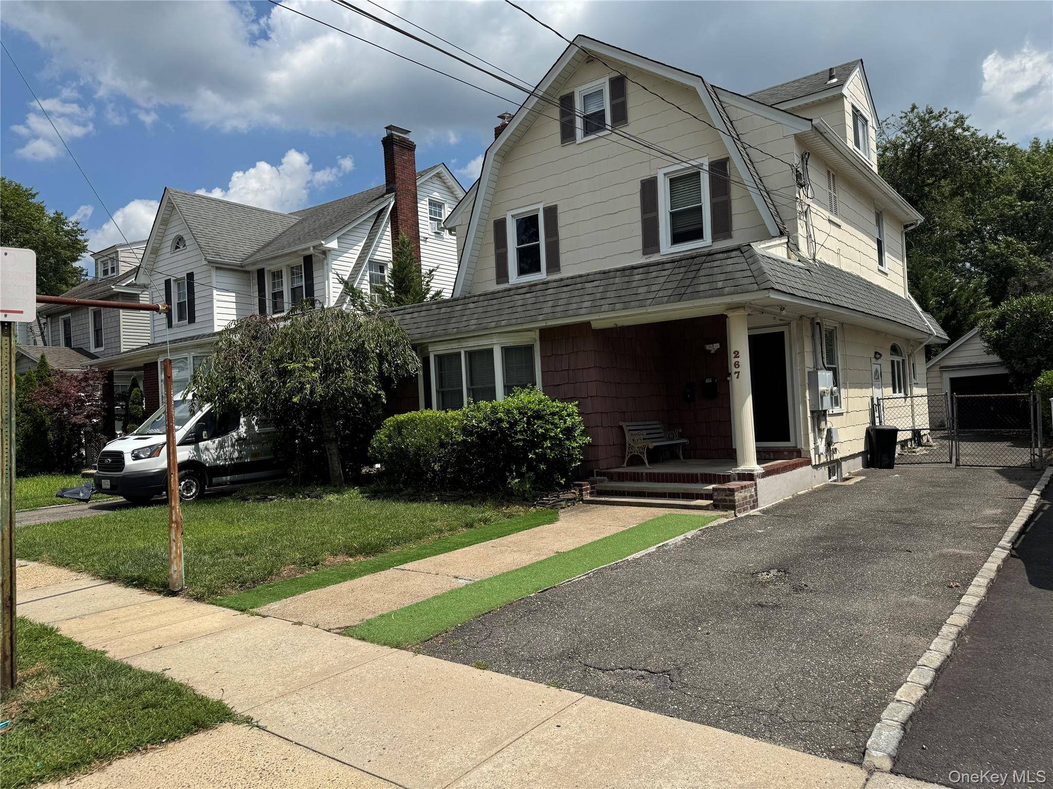 267 Plainfield AVE #2F, Floral Park, NY 11001