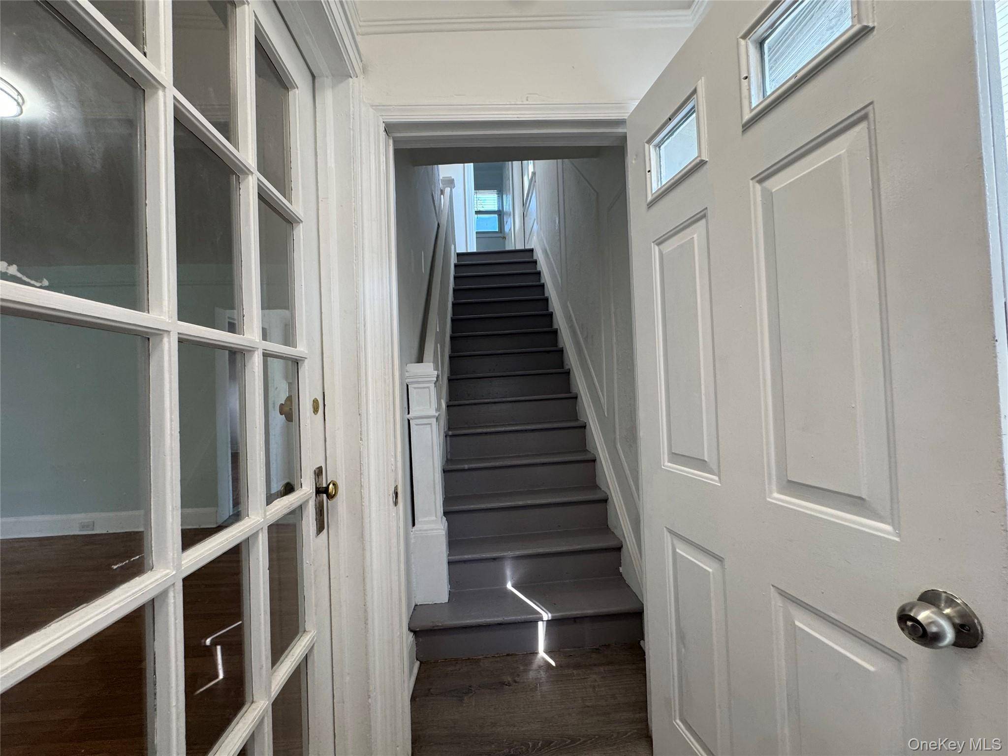 267 Plainfield AVE #2F, Floral Park, NY 11001