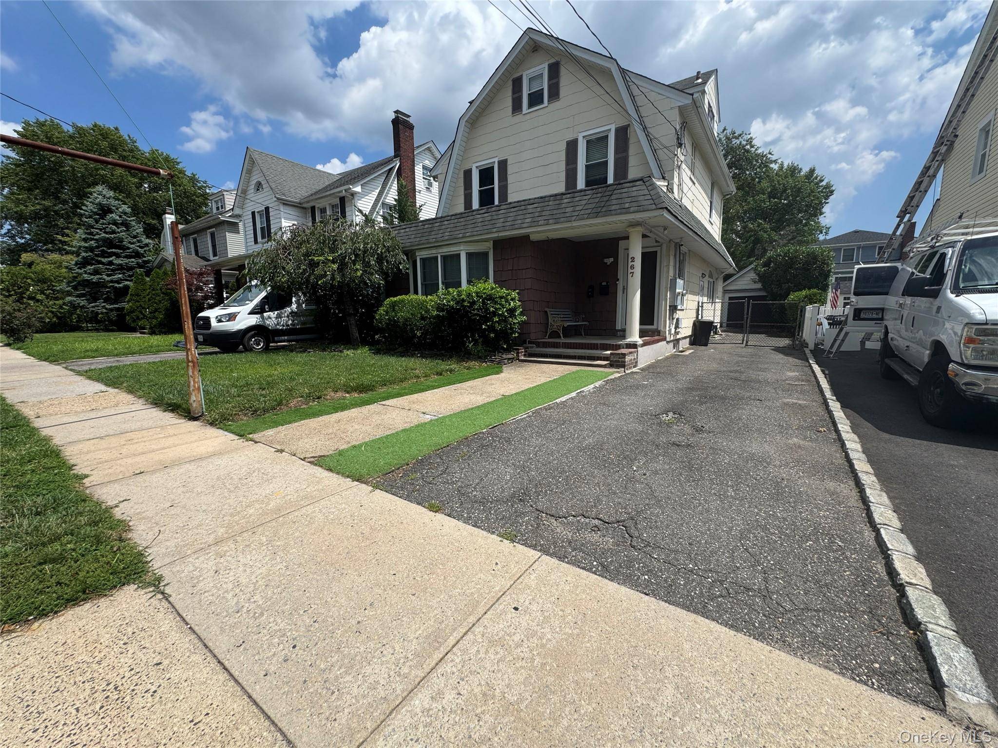 267 Plainfield AVE #2F, Floral Park, NY 11001