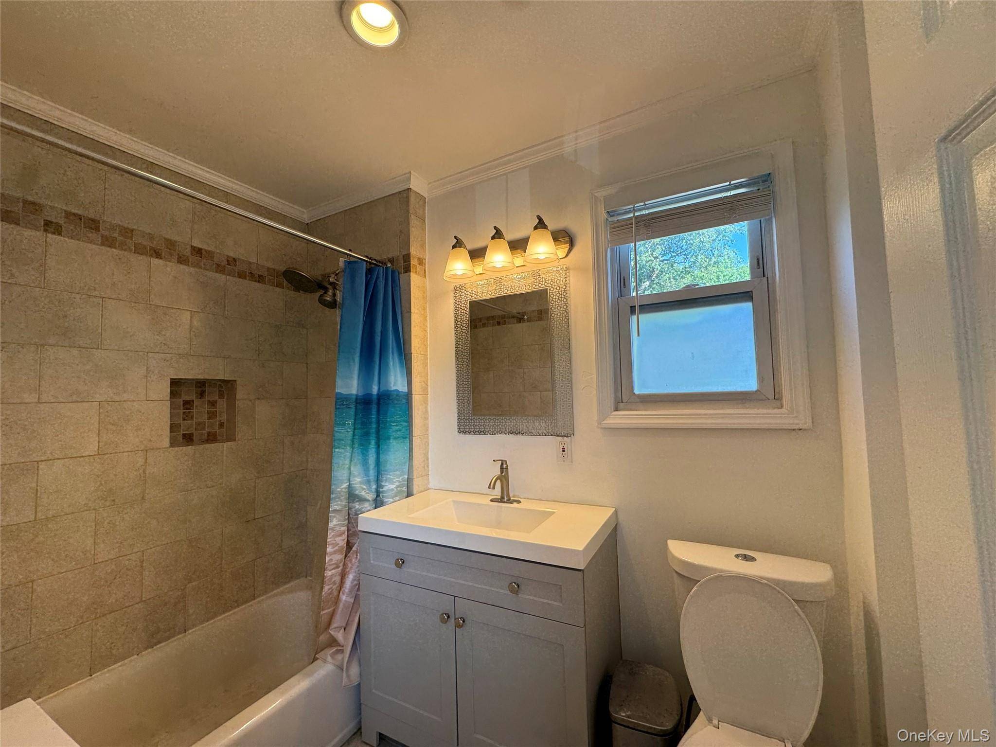 267 Plainfield AVE #2F, Floral Park, NY 11001