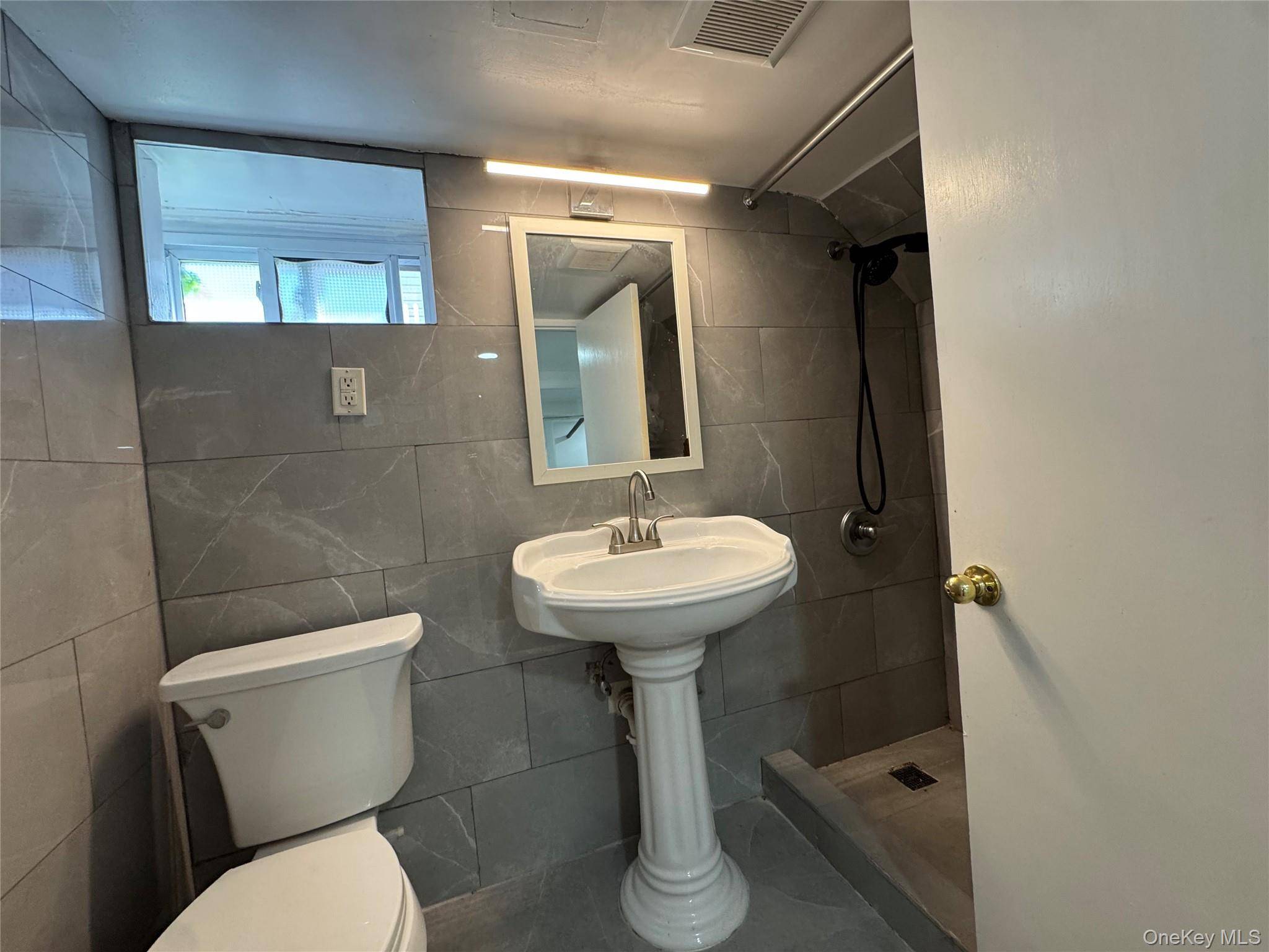 267 Plainfield AVE #1F, Floral Park, NY 11001