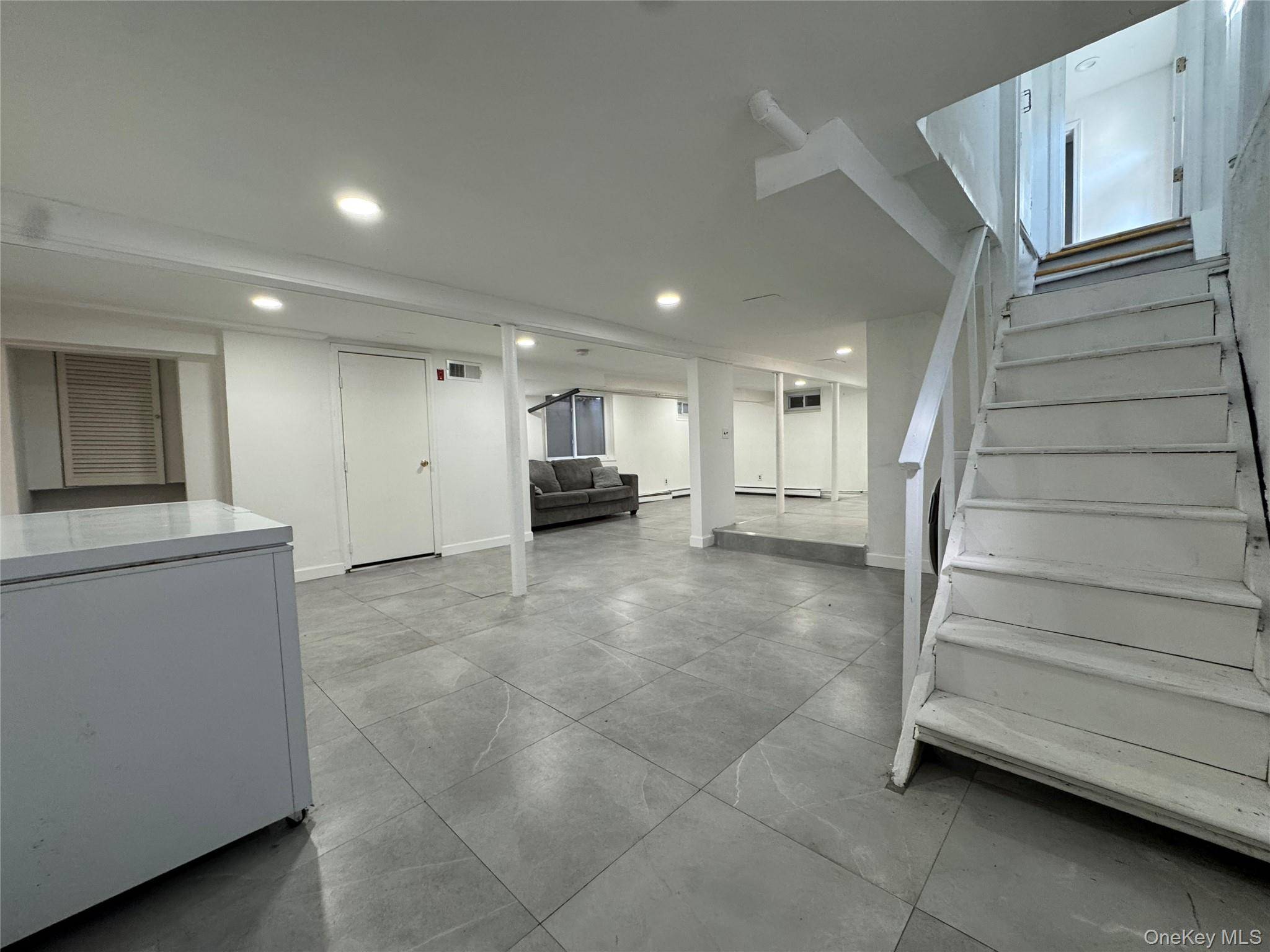 267 Plainfield AVE #1F, Floral Park, NY 11001