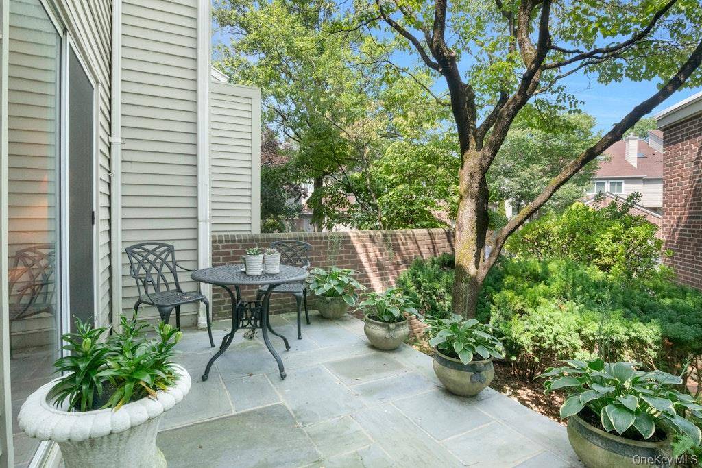8 Waterside Close, Eastchester, NY 10709