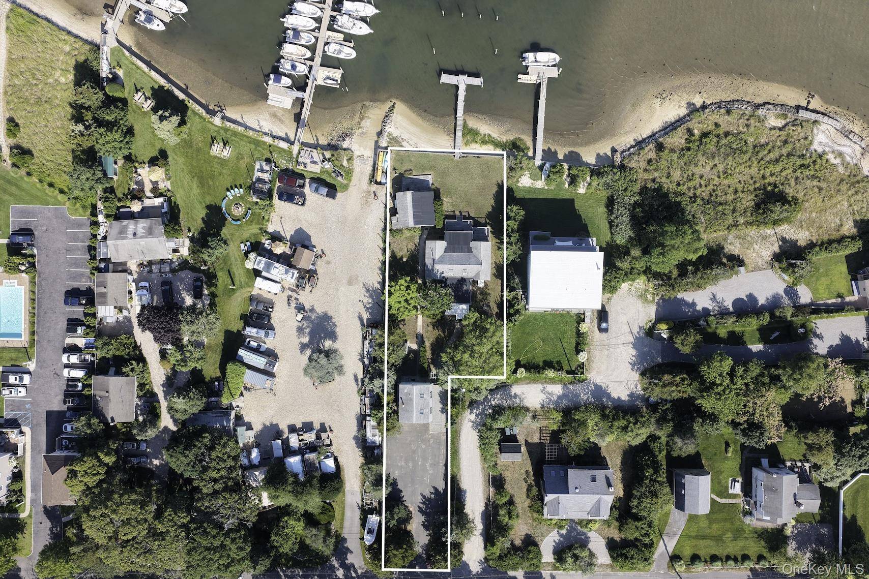 35 Gardners LN, Hampton Bays, NY 11946