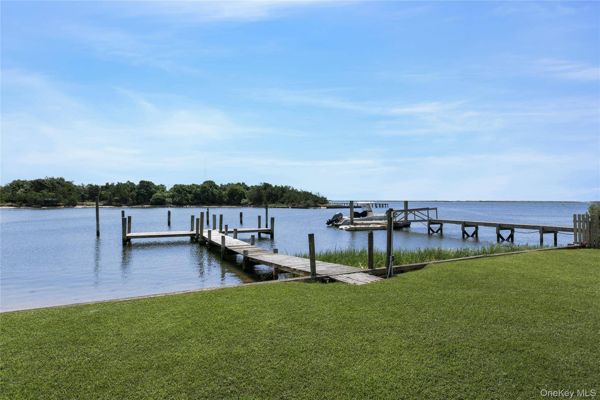 35 Gardners LN, Hampton Bays, NY 11946