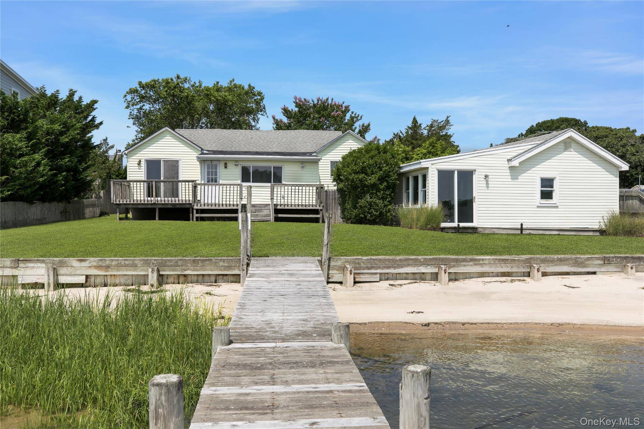 35 Gardners LN, Hampton Bays, NY 11946
