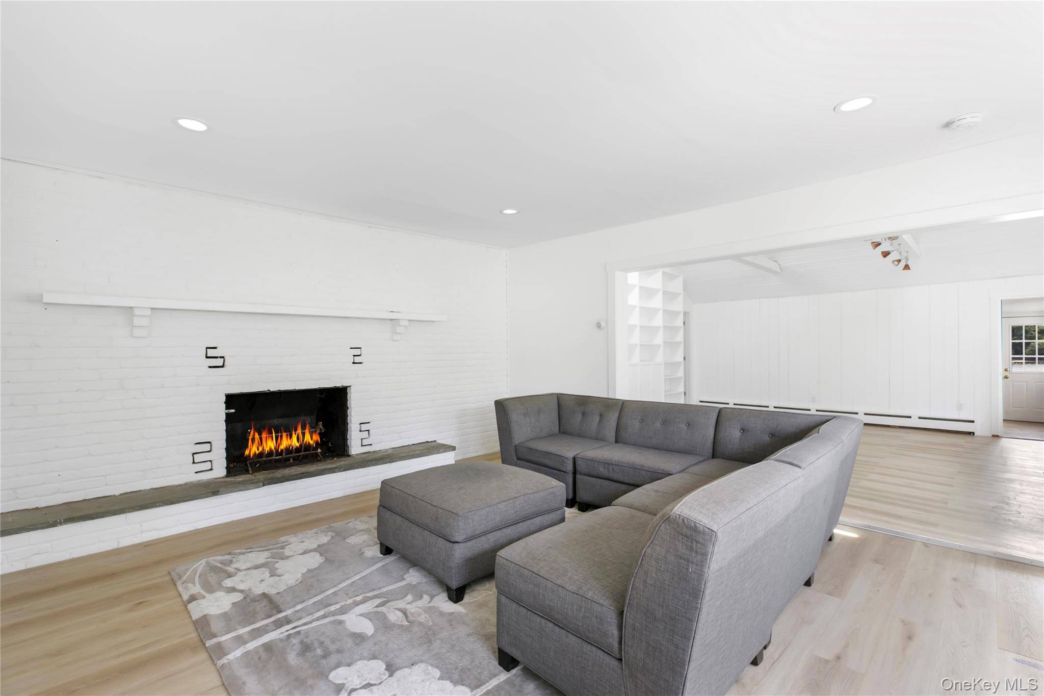35 Gardners LN, Hampton Bays, NY 11946