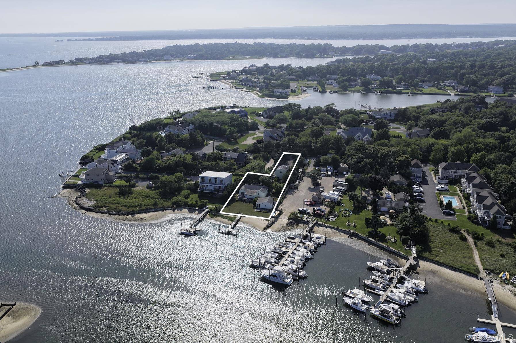 35 Gardners LN, Hampton Bays, NY 11946