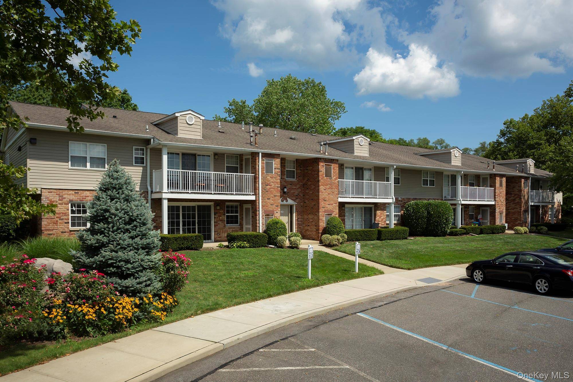 15 Westwood DR #10, Westbury, NY 11590