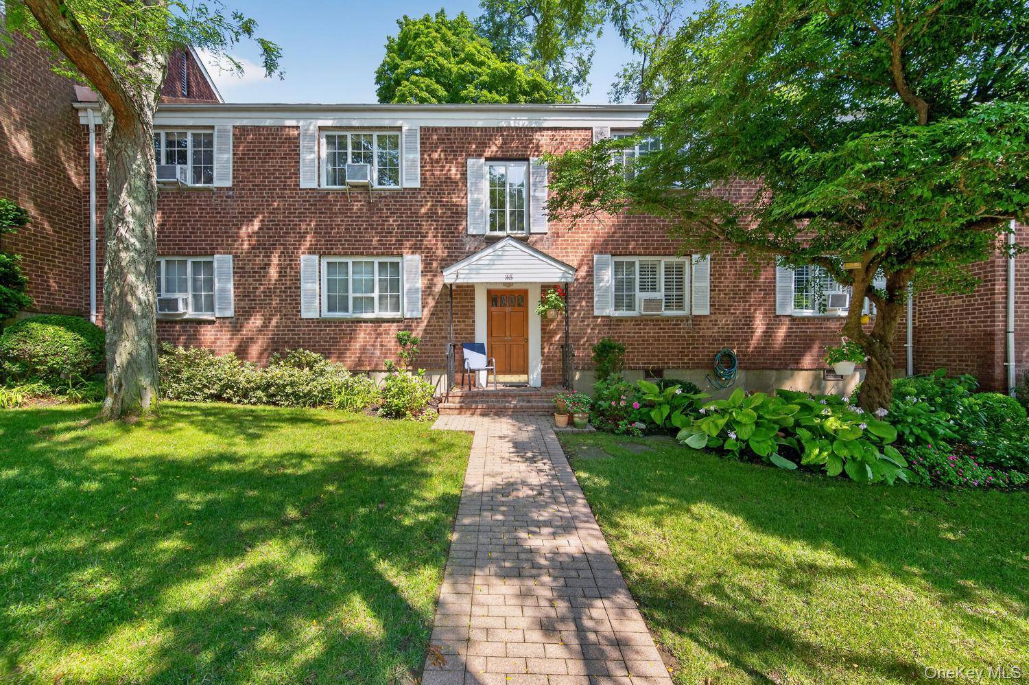 35 Nathan Hale DR #25B, Huntington, NY 11743