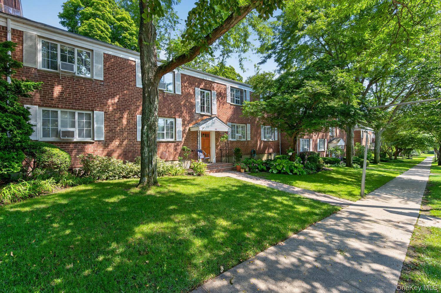 35 Nathan Hale DR #25B, Huntington, NY 11743