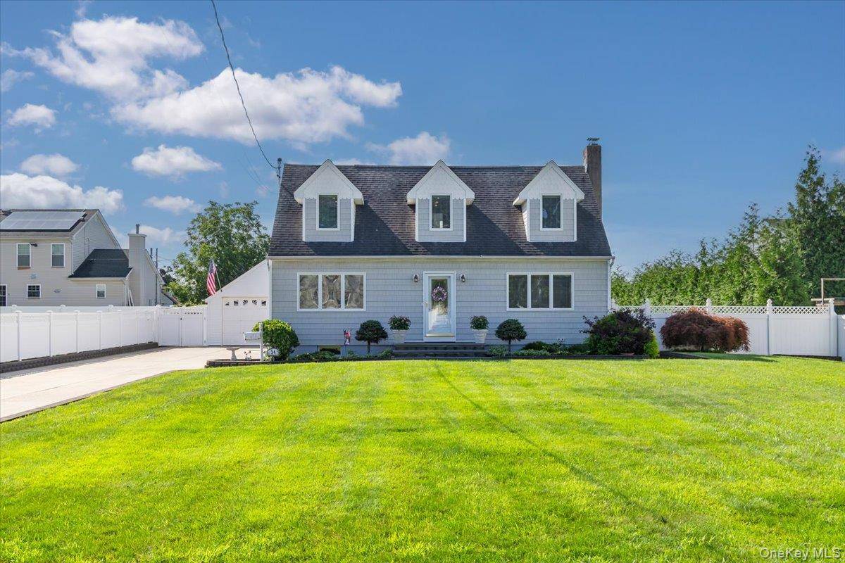 34 Farmers AVE, Lindenhurst, NY 11757