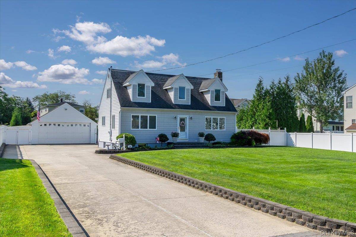 34 Farmers AVE, Lindenhurst, NY 11757