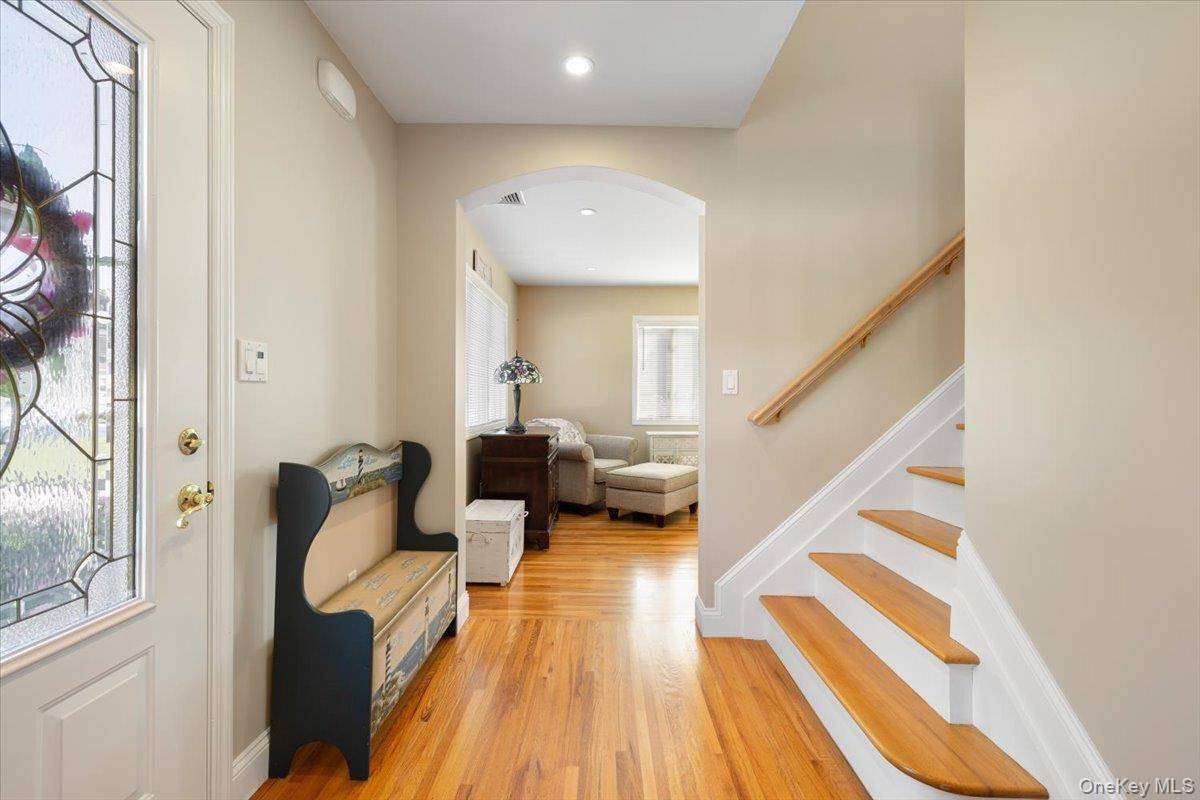 34 Farmers AVE, Lindenhurst, NY 11757