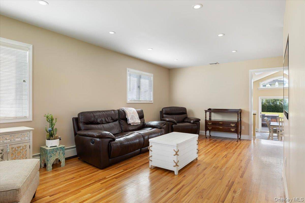 34 Farmers AVE, Lindenhurst, NY 11757