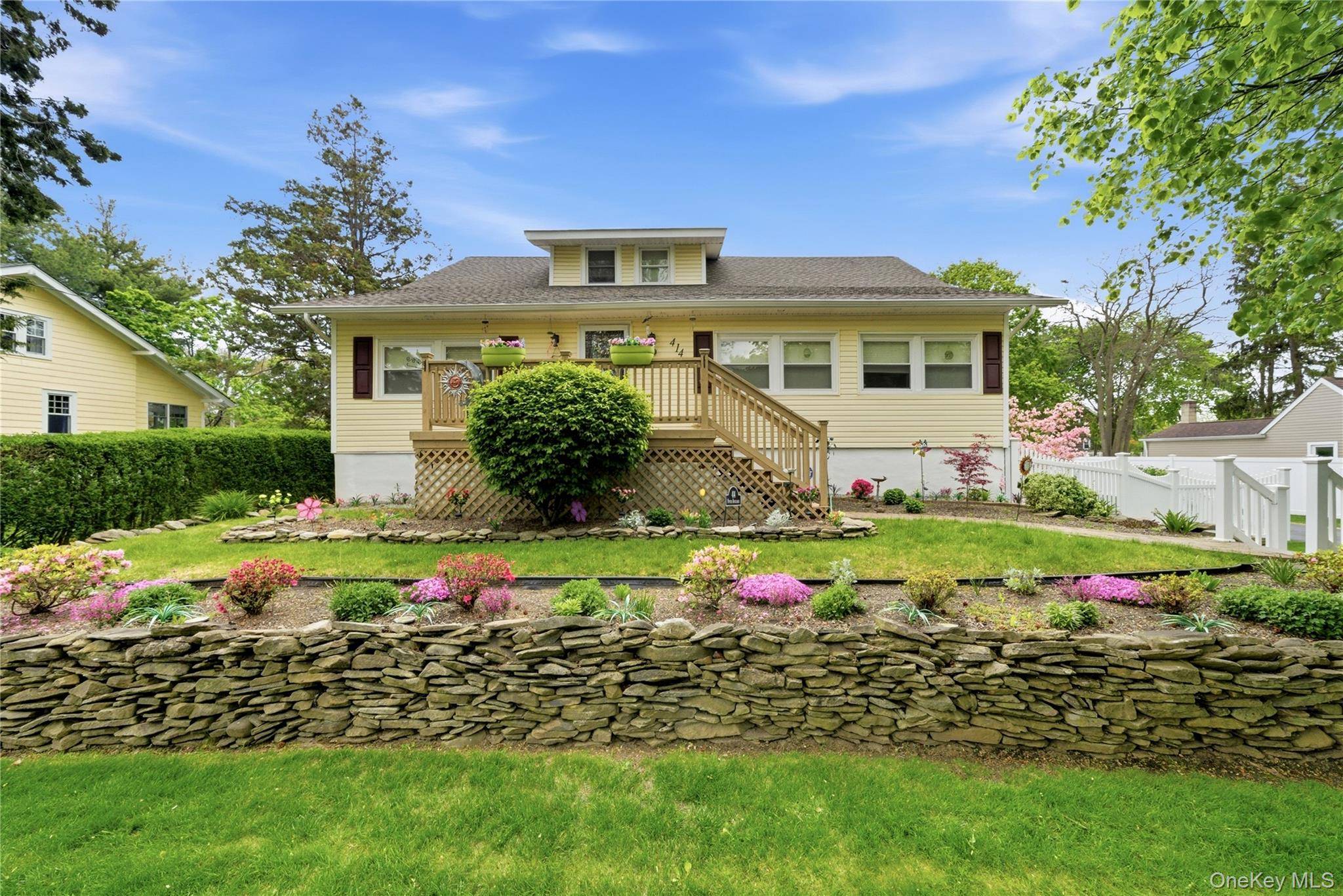 414 Potter BLVD, Brightwaters, NY 11718