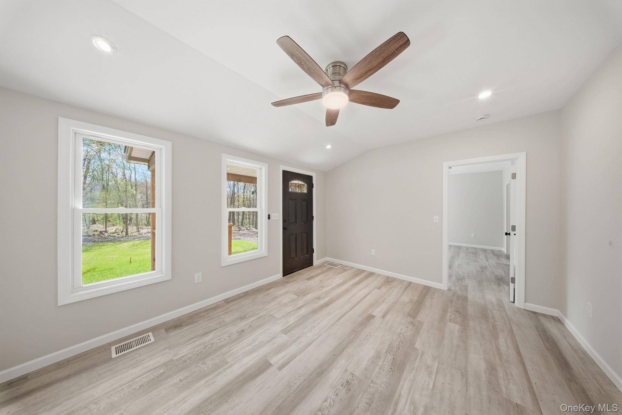 24 Farmingdale LN, Bloomingburg, NY 12721