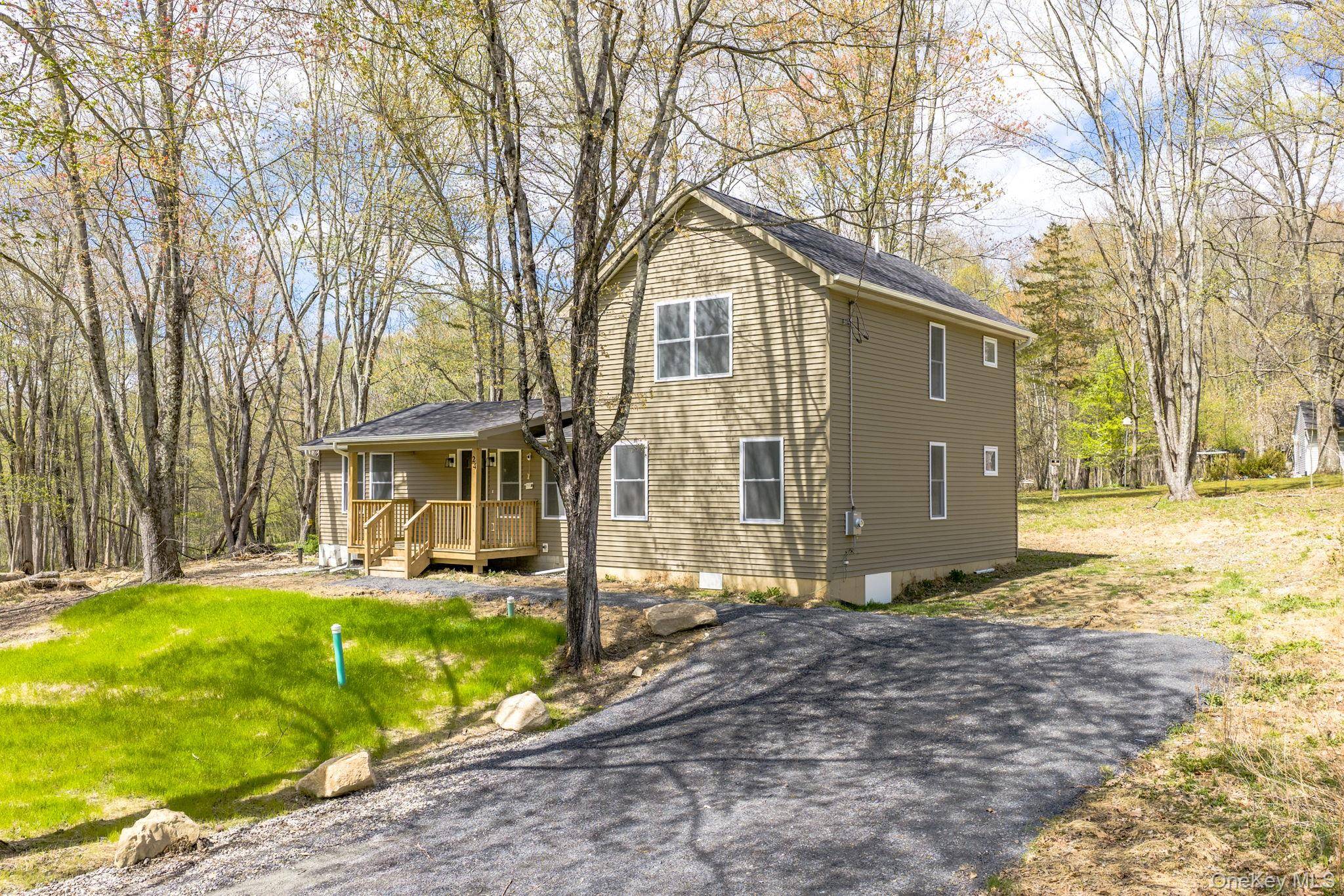 24 Farmingdale LN, Bloomingburg, NY 12721