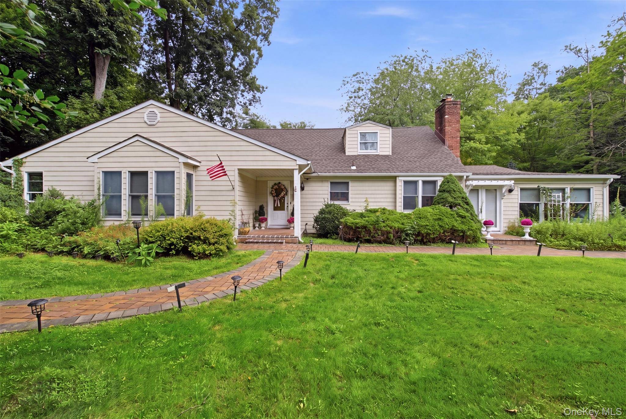 19 Eckernkamp DR, Smithtown, NY 11787