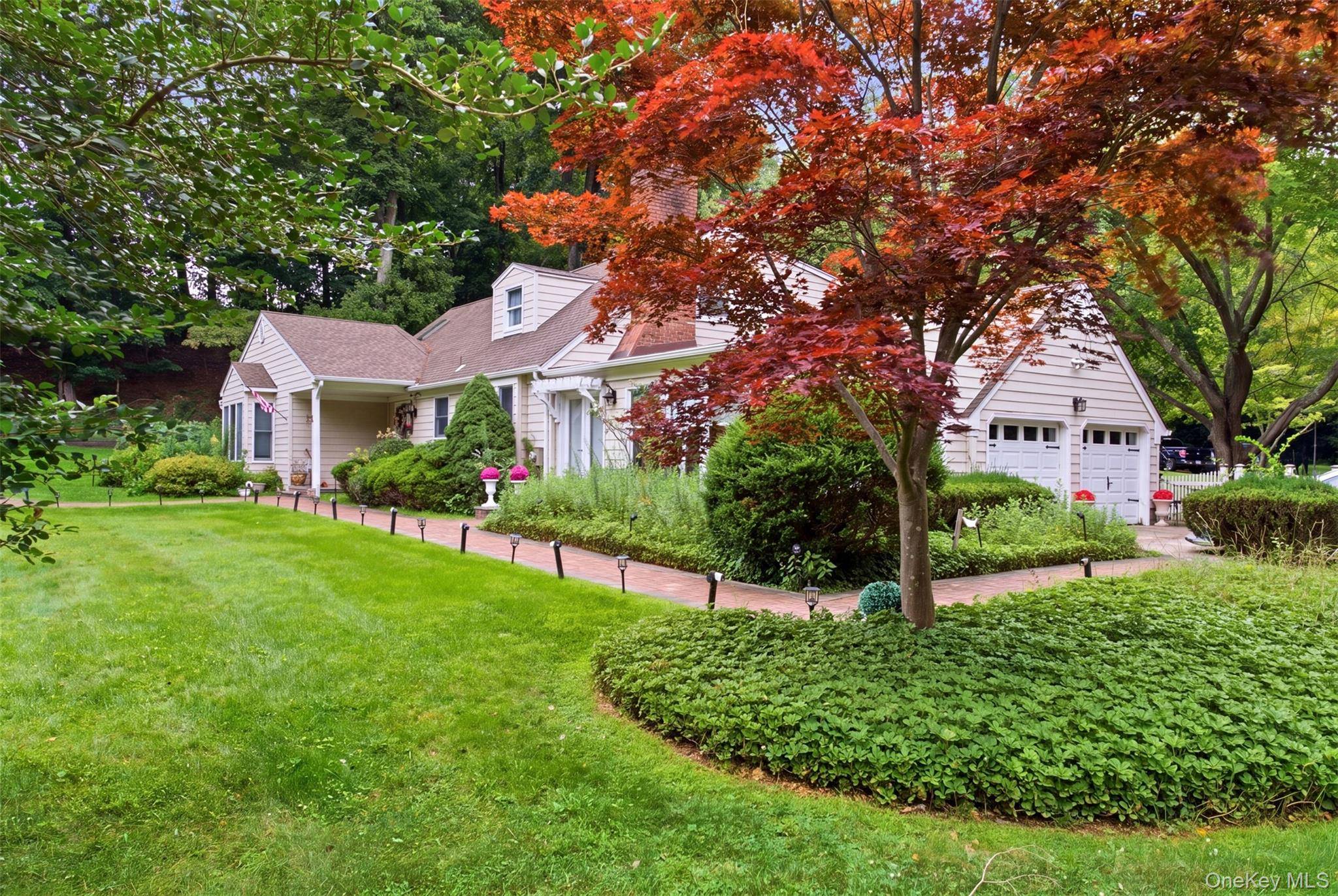 19 Eckernkamp DR, Smithtown, NY 11787