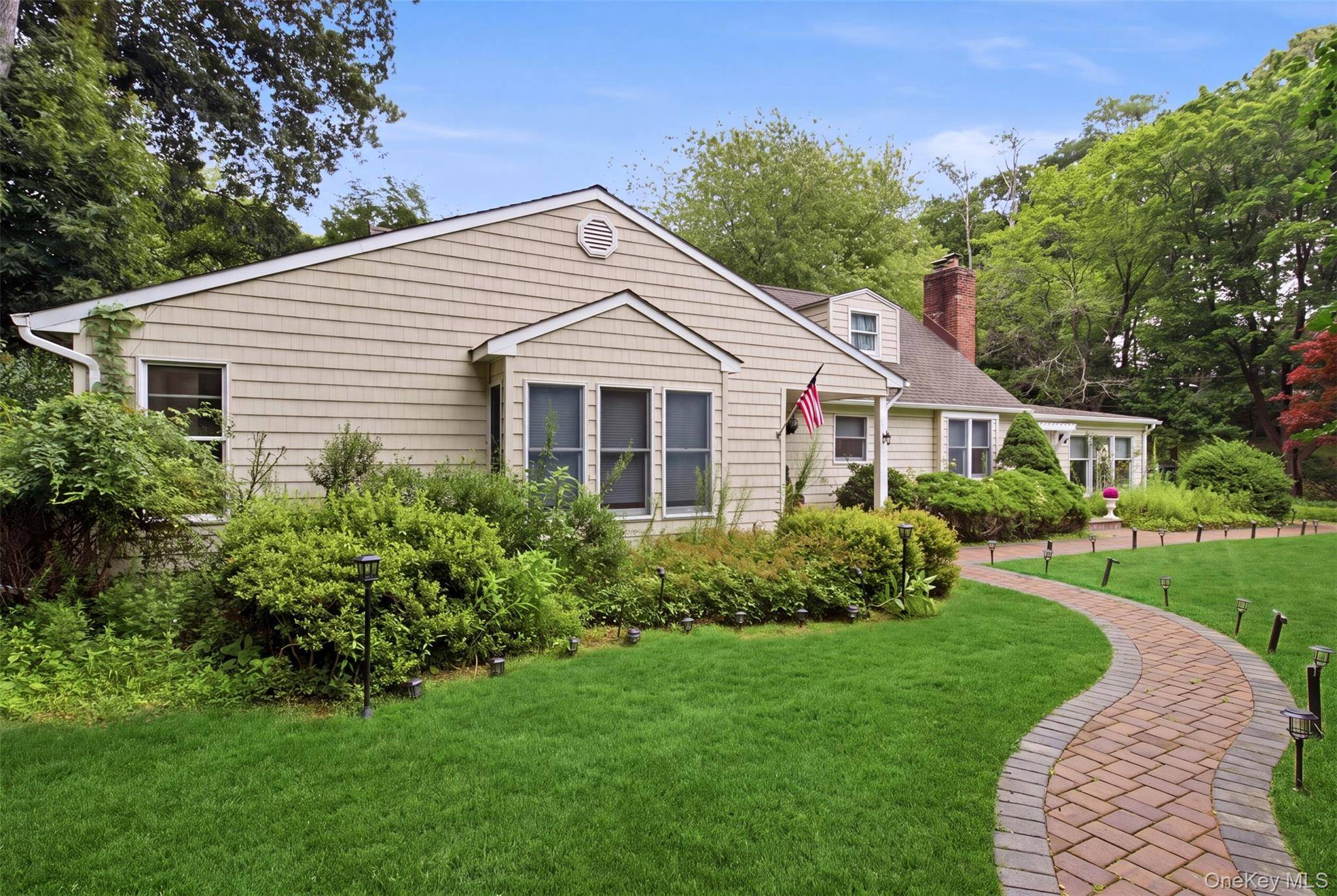 19 Eckernkamp DR, Smithtown, NY 11787