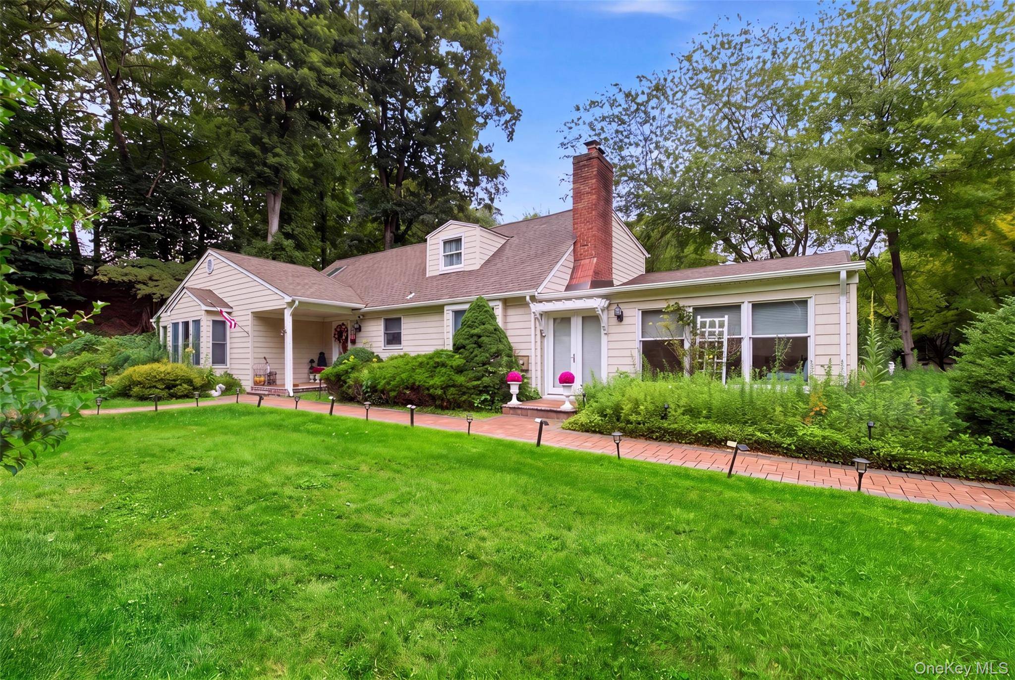 19 Eckernkamp DR, Smithtown, NY 11787