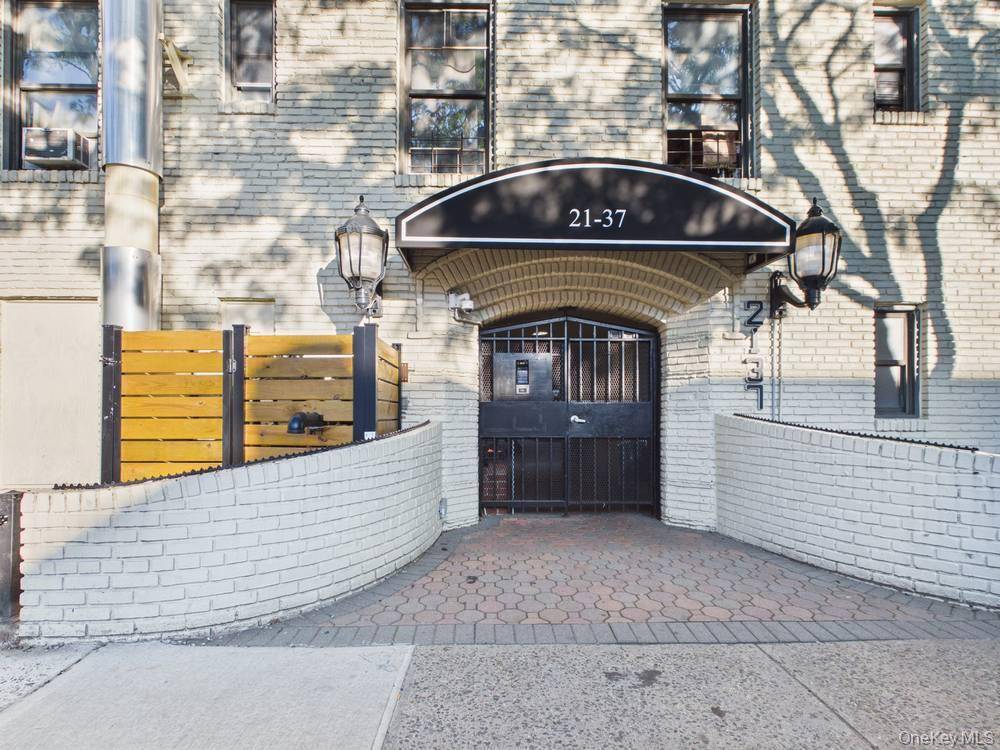 21-37 33rd street #3D, Astoria, NY 11105