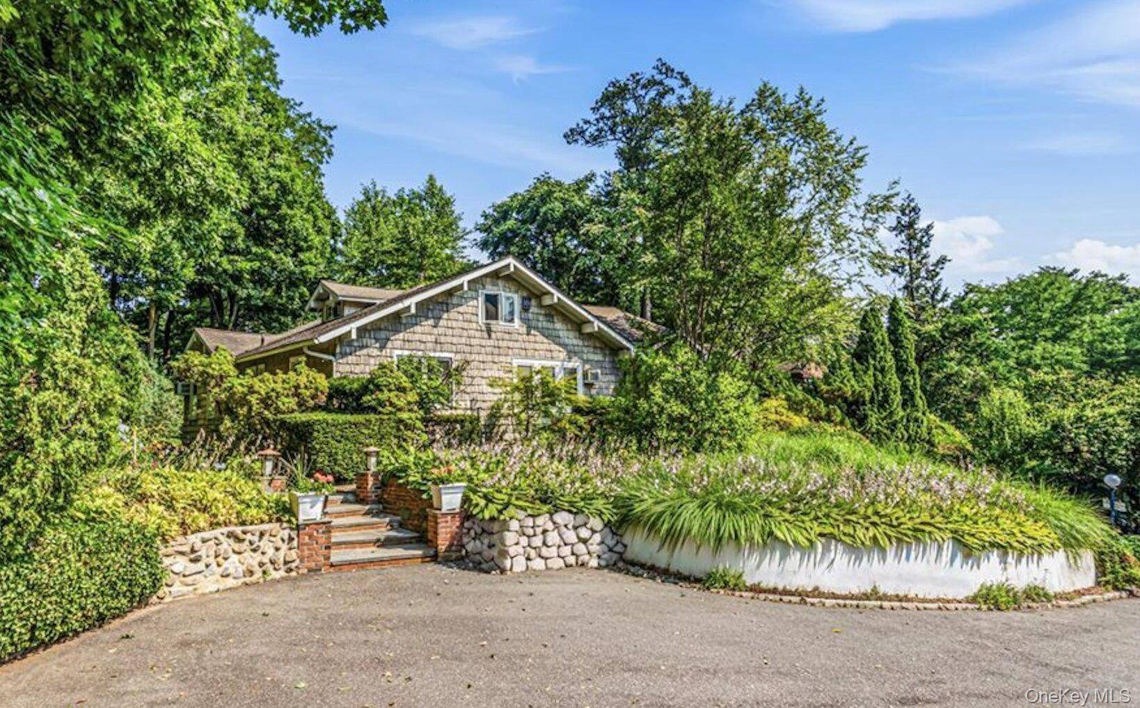 18 Crescent RD, Great Neck, NY 11021