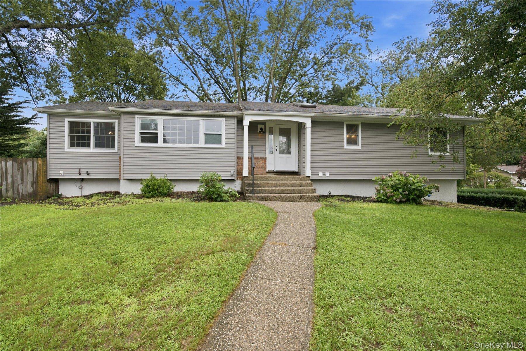 37 Storyland LN, East Setauket, NY 11733