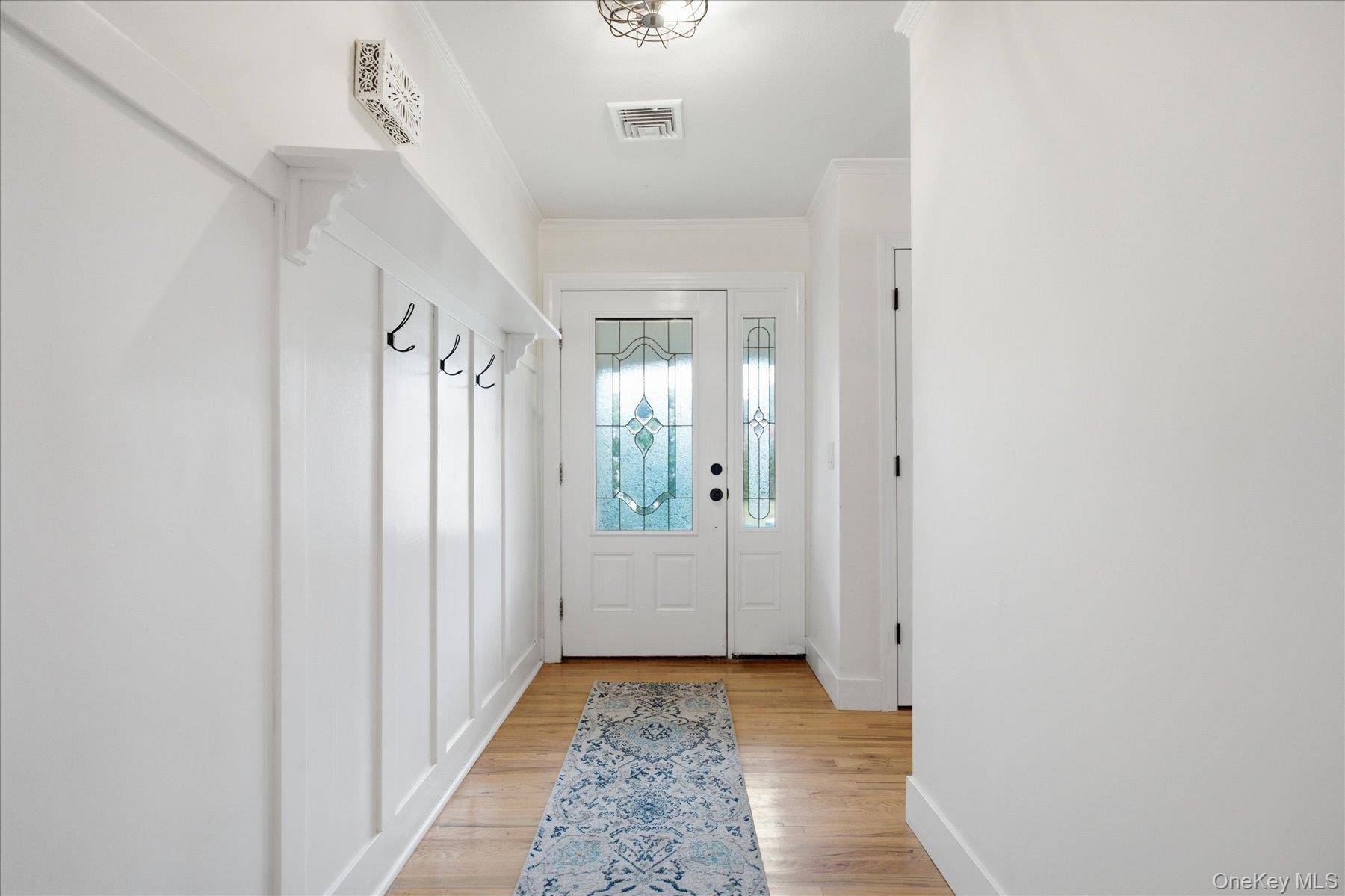 37 Storyland LN, East Setauket, NY 11733