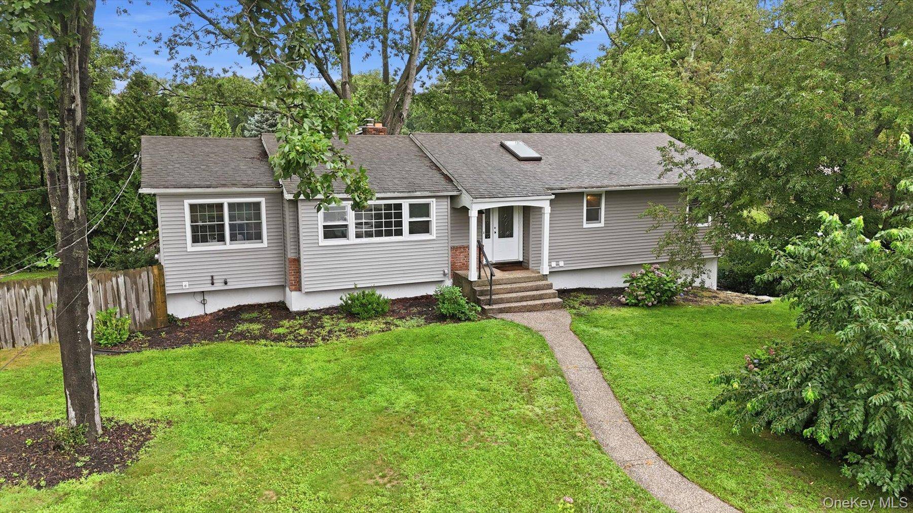 37 Storyland LN, East Setauket, NY 11733