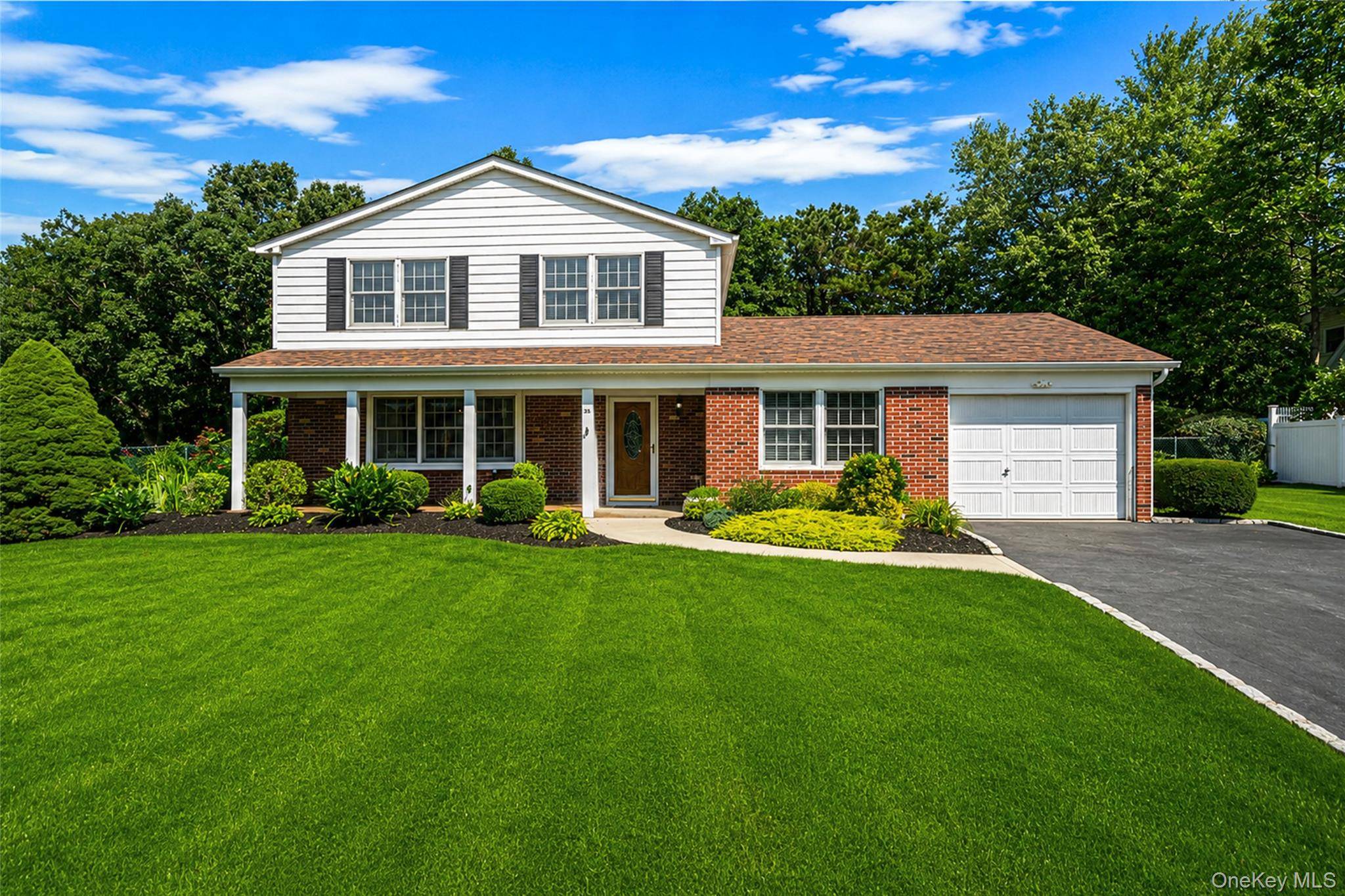 35 Royalston LN, South Setauket, NY 11720