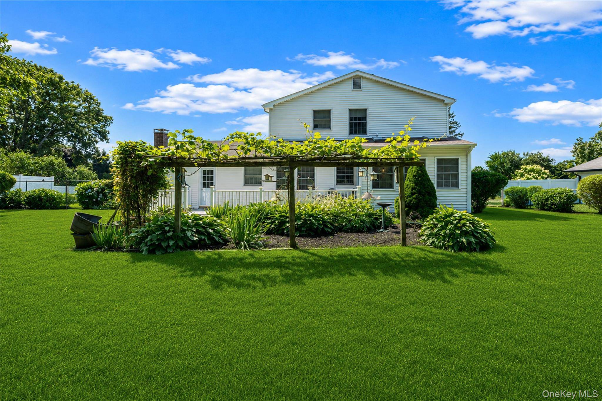 35 Royalston LN, South Setauket, NY 11720