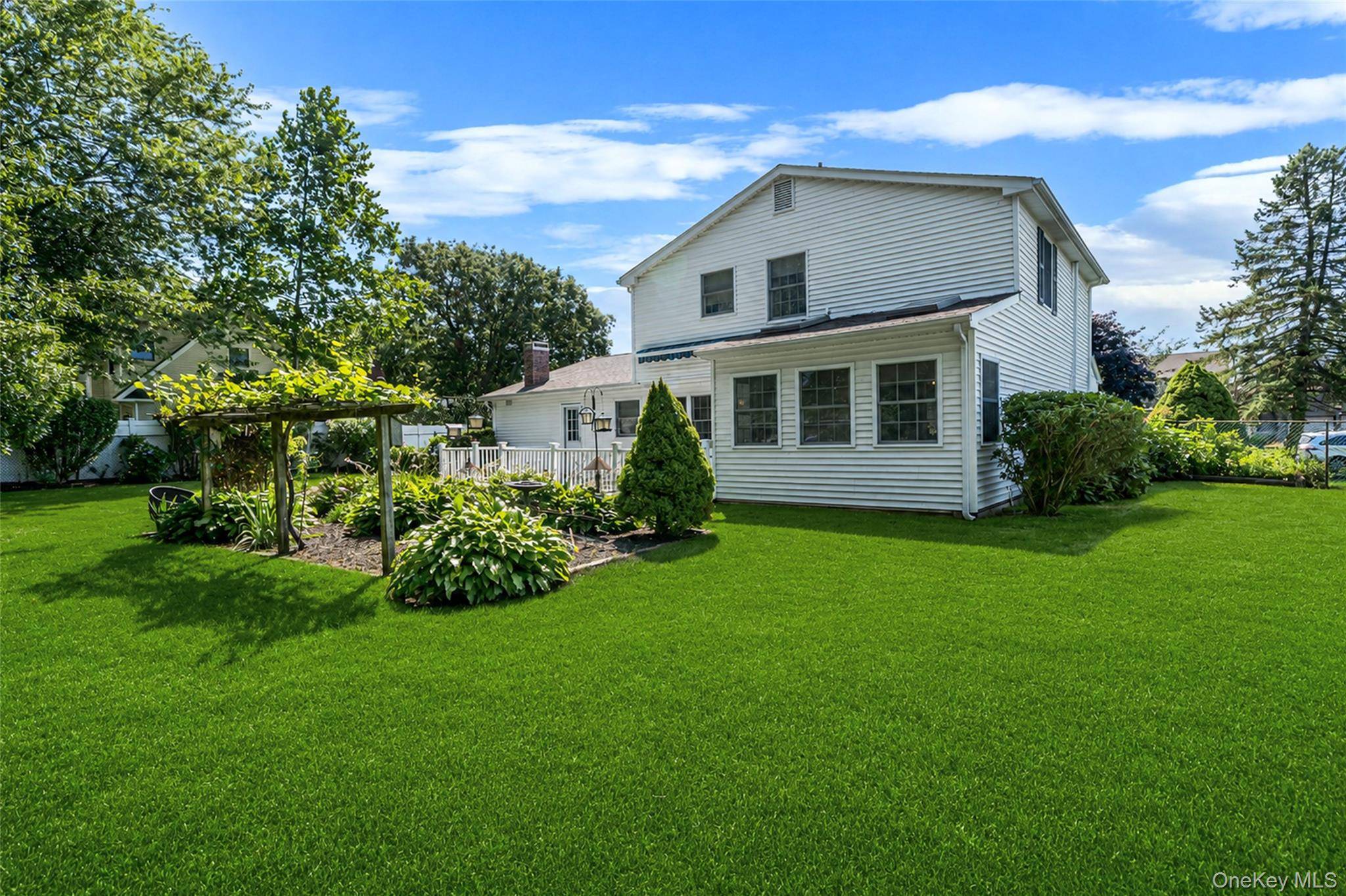 35 Royalston LN, South Setauket, NY 11720