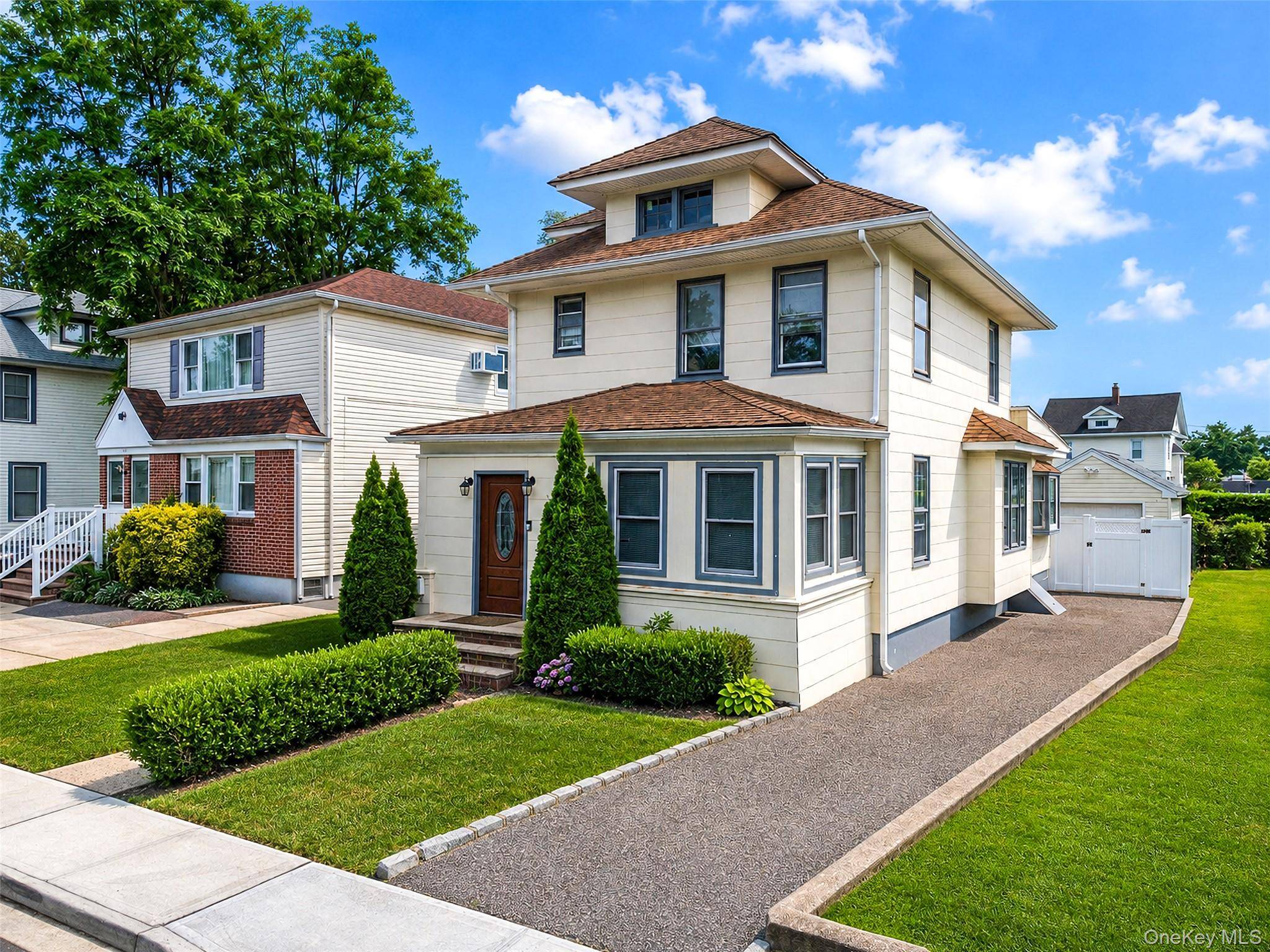 22 Devine ST, Lynbrook, NY 11563