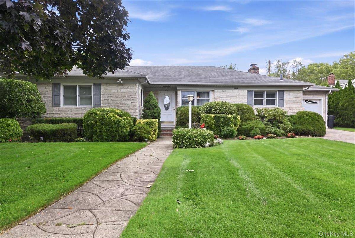 31 Yale ST, Garden City, NY 11530