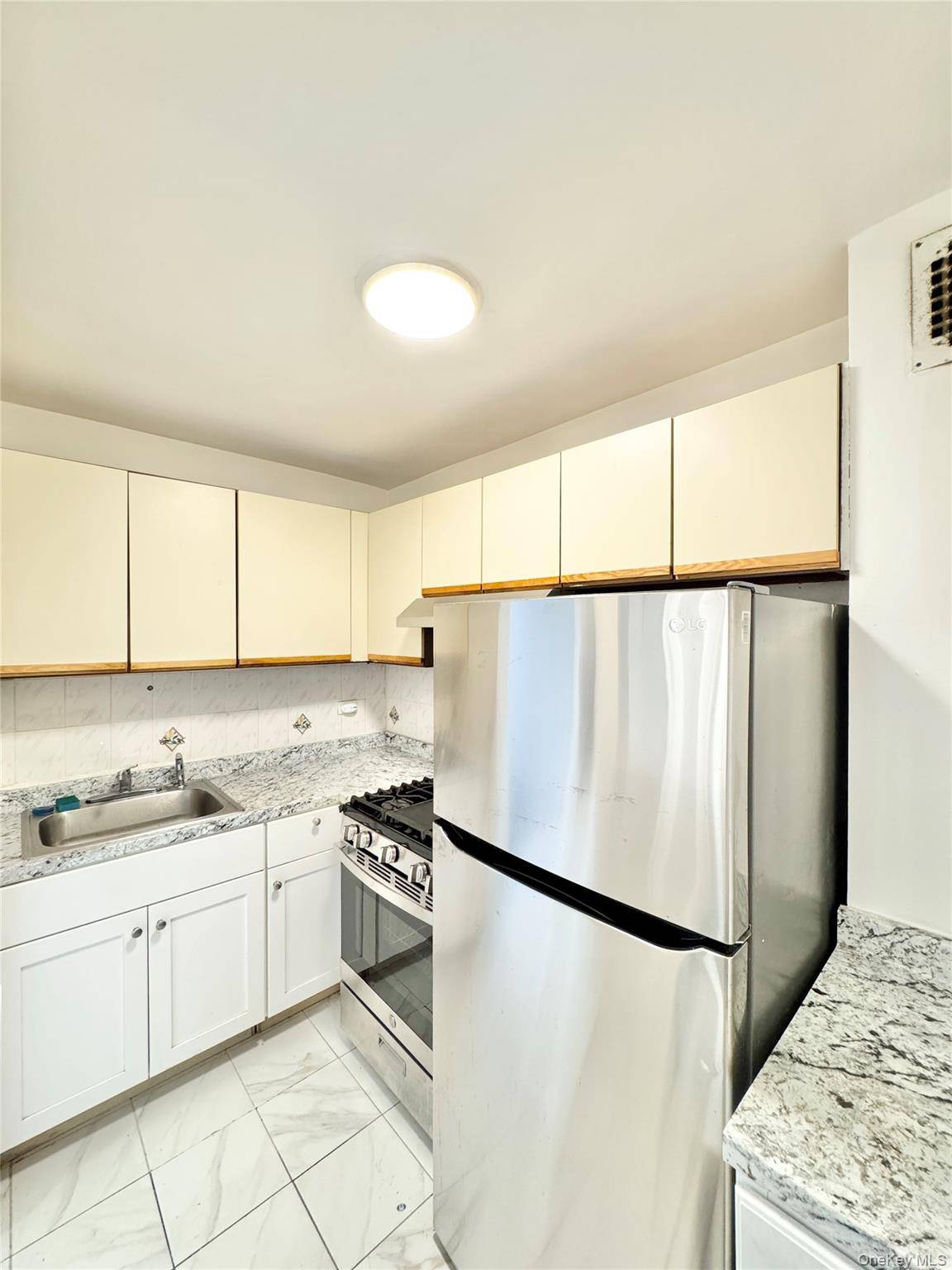 83-25 Vietor AVE #5C, Elmhurst, NY 11373