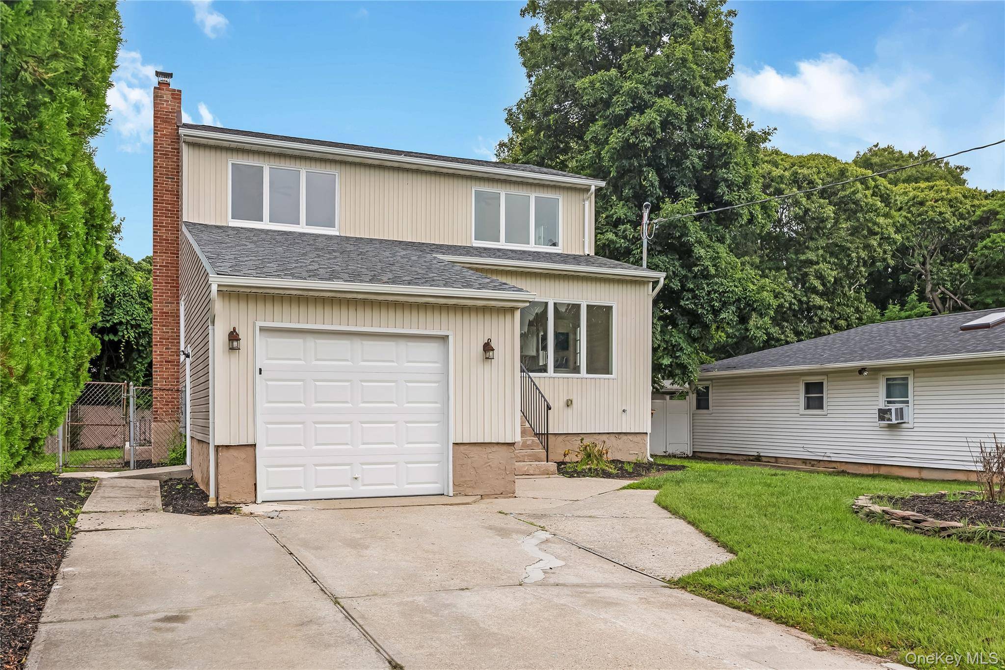 65 Westminster DR, Shirley, NY 11967