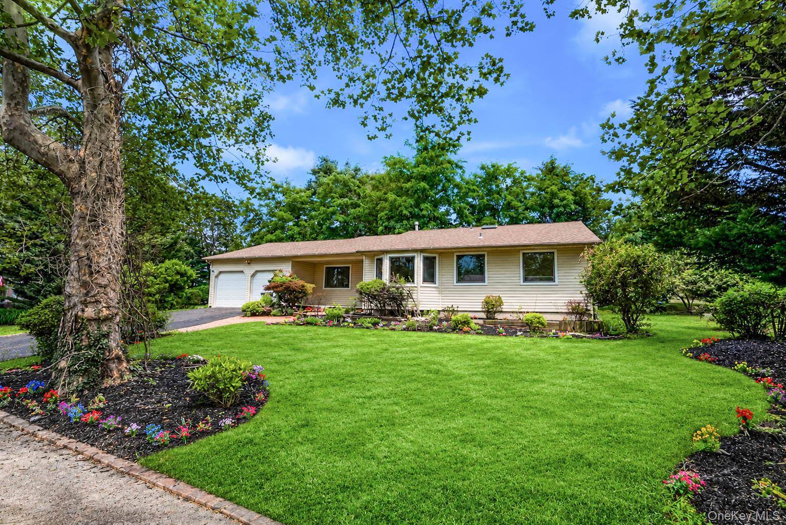 15 Dix CIR, Dix Hills, NY 11746