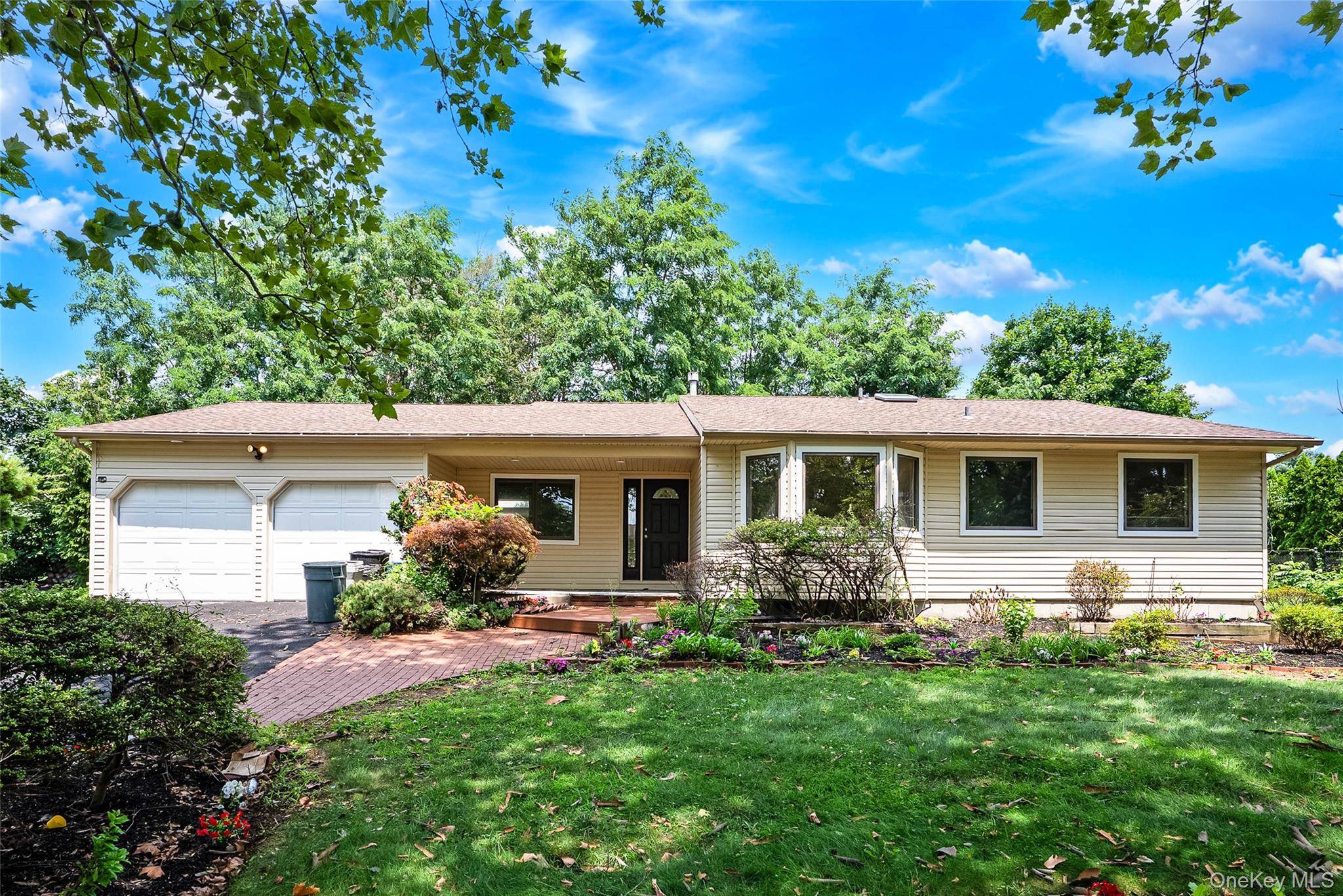 15 Dix CIR, Dix Hills, NY 11746